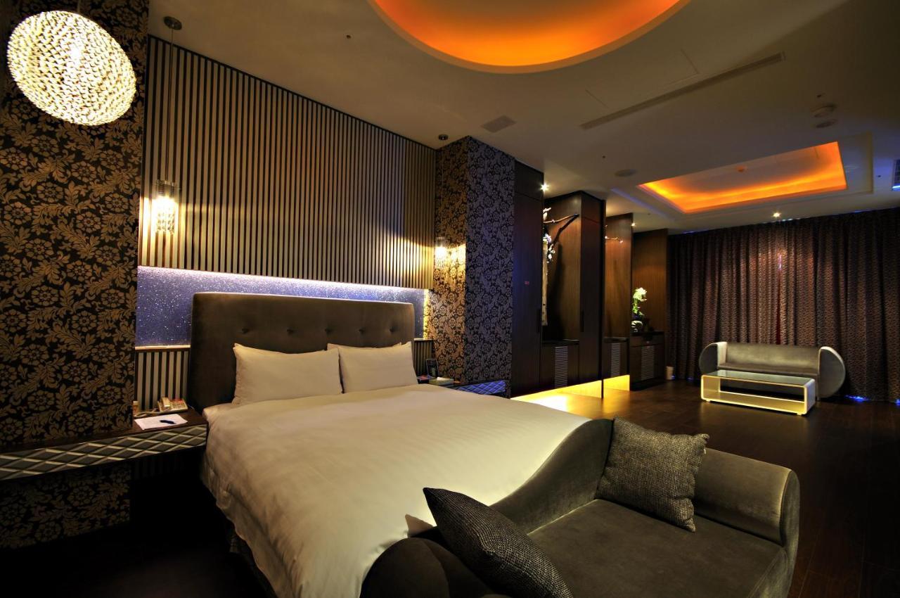 Dubai Motel Yilan Exterior foto